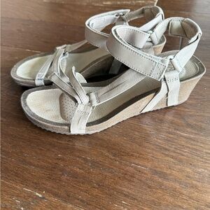 Teva Ysidro Universal Wedge Sandal Taupe Leather Ankle Strap Size 9 NWOT
